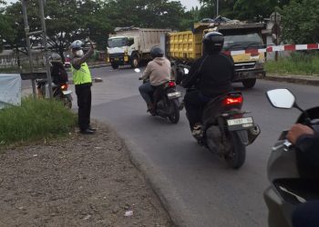 Jaga Jakarta Jaga Bekasi, Polsek Cikarang Timur Atur Lalu Lintas di Perlintasan Kereta Api Kojengkang