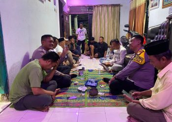 Jaga Jakarta Jaga Bekasi, Bhabinkamtibmas Sukamaju Sambangi Poskamling dan Ajak Warga Aktif Jaga Lingkungan