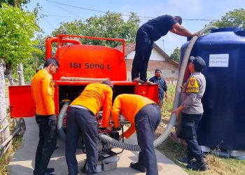 Polsek Pebayuran Kawal Penyaluran 5.000 Liter Air Bersih bagi Warga Terdampak Kekeringan