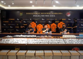 Polda Metro Jaya Mengungkap Sindikat Pengedar Obat Keras Daftar G Sebanyak 575.200 Butir Di Sebuah Bangunan Semi Permanen