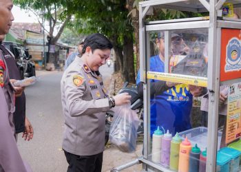 Kapolsek Pesanggrahan Berikan Tali Asih dan Borong Dagangan Pedagang Martabak Mini Korban Pencurian