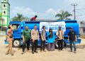 Bhabinkamtibmas Polsek Serang Baru dampingi penyaluran 8.000 liter air bersih bagi warga terdampak kekeringan