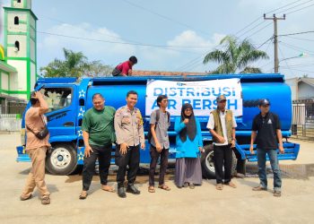 Bhabinkamtibmas Polsek Serang Baru dampingi penyaluran 8.000 liter air bersih bagi warga terdampak kekeringan