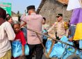 Jaga Jakarta Jaga Bekasi: Polsek Tambelang Bagikan 140 Karung Beras kepada Warga, Sekaligus Sampaikan Pesan Kamtibmas dan Pilkades Damai