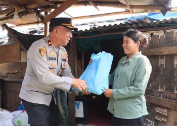 Kapolres Metro Bekasi Kota Salurkan 140 Paket Sembako Bantuan Kapolda Metro Jaya kepada Pemulung di Ciketing Udik