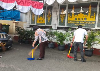 Kurve Dan Kerja Bakti Membersihkan Mako Polsek Pasar Minggu