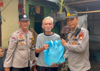 Polsek Tebet Salurkan 140 Kantong Beras Bantuan Kapolda Metro Jaya kepada Warga Kelurahan Manggarai