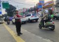 Personel Polsek Pasar Minggu Atur Arus Lalu Lintas Demi Kenyamanan Pengguna Jalan