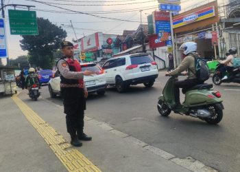 Personel Polsek Pasar Minggu Atur Arus Lalu Lintas Demi Kenyamanan Pengguna Jalan