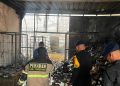 Brimob Polda Metro Jaya Bantu Padamkan Kebakaran Gudang di Kosambi