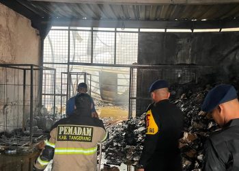 Brimob Polda Metro Jaya Bantu Padamkan Kebakaran Gudang di Kosambi