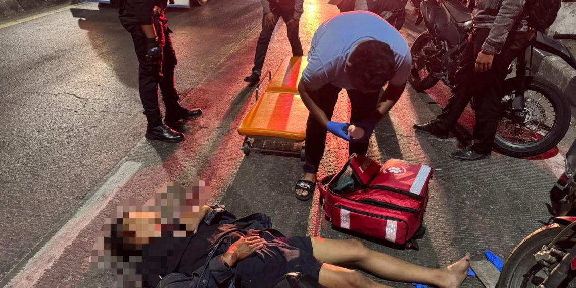 Brimob Polda Metro Jaya Bantu Evakuasi Korban Kecelakaan di Bekasi