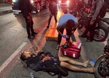 Brimob Polda Metro Jaya Bantu Evakuasi Korban Kecelakaan di Bekasi