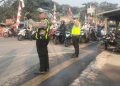 Unit Lantas Polsek Cikarang Pusat Gatur Lalin di Jembatan Tegal Danas, Arus Kendaraan Ramai Lancar