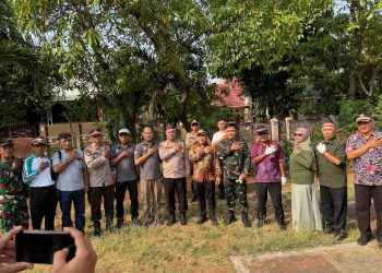 Kapolsek Bekasi Barat Bersama Muspika Tanam Pohon Penghijauan di RW.017 Bintara
