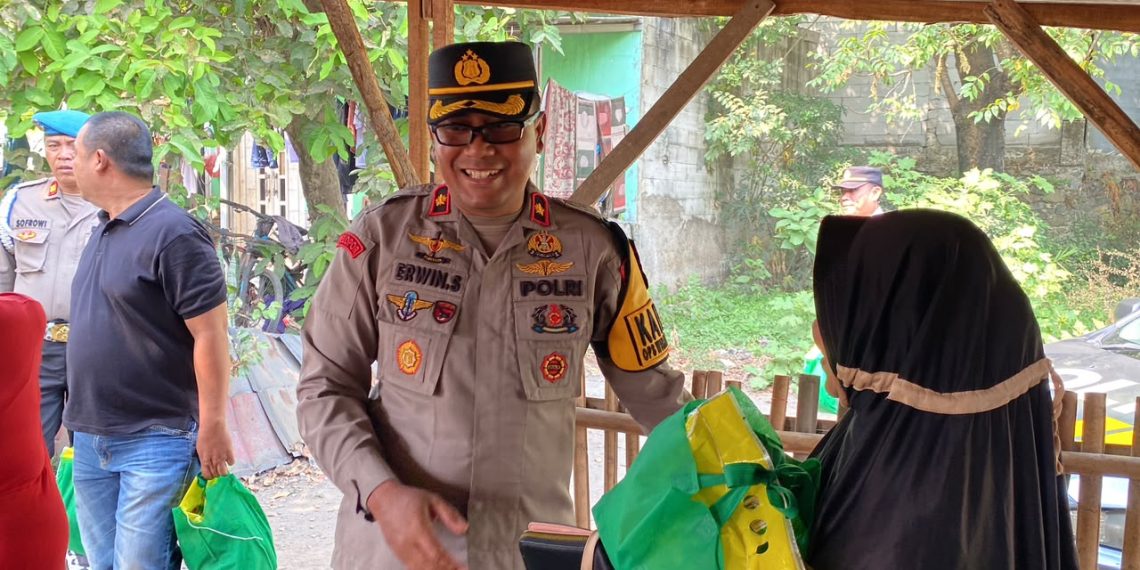 Jaga Jakarta Jaga Bekasi On The Spot, Polsek Cikarang Selatan Bagikan 100 Paket Sembako Sambut HUT RI ke-81
