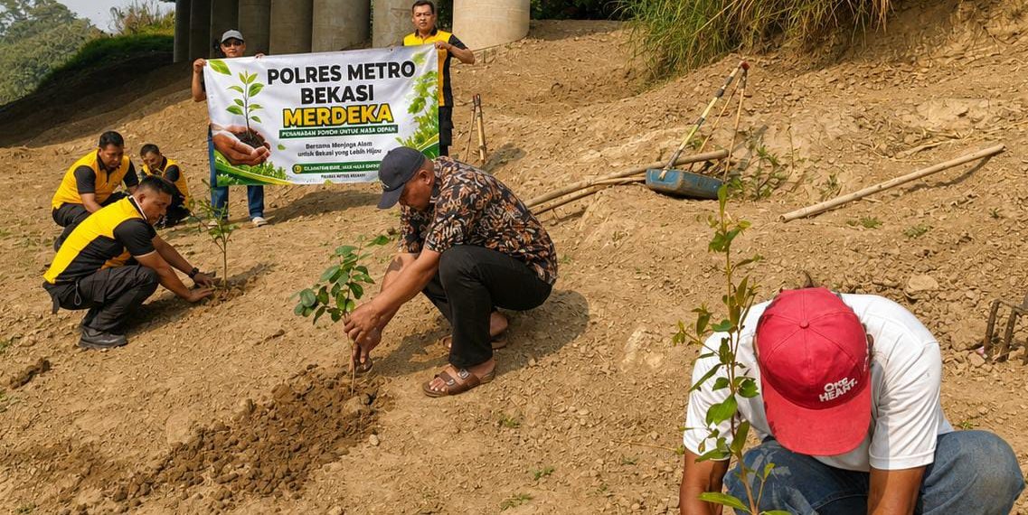 Jaga Jakarta Jaga Bekasi, Polsek Cikarang Pusat Tanam 10 Pohon di Wilayah Rawan Banjir Bersama Masyarakat
