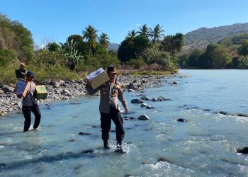 Menembus Jalan Terjal, Polri Hadir Membawa Harapan: Kapolres Nagekeo Salurkan Bantuan Kapolda NTT untuk Warga Terdampak Gempa