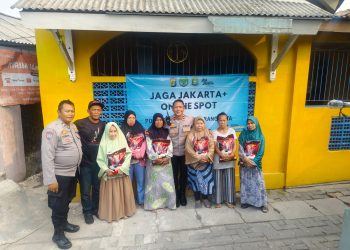 Sambangi Warga Pabuaran, Kapolsek Karawaci titip Jaga Lingkungan Sembari Bagi Sembako