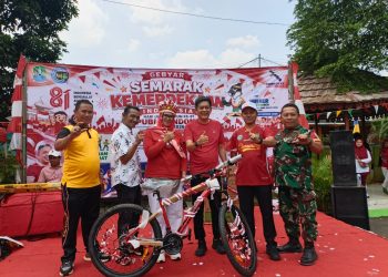 Olahraga bersama dalam rangka memeriahkan HUT ke-81 RI oleh Bhabinkamtibmas Kel. Cimuning
