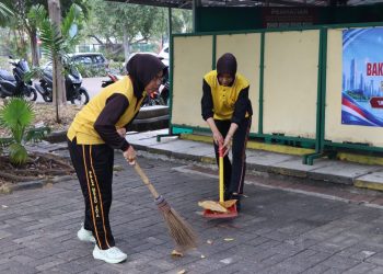 Polwan Polres Kepulauan Seribu Gelar Bakti Kebersihan Lingkungan Sambut HUT Polwan ke-78