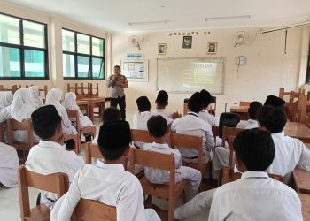 Bhabinkamtibmas Pulau Tidung Berikan Edukasi Bela Negara dan Bahaya Kenakalan Remaja kepada Siswa MTsN 26