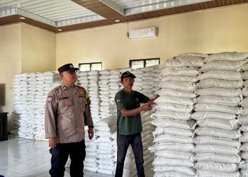 Polsek Kedungwaringin Monitor Penyaluran Bantuan Pangan bagi 1.458 Warga Waringinjaya