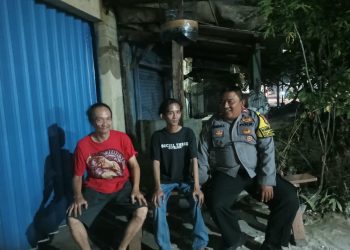 Bhabinkamtibmas Karangmekar Sambangi Warga, Perkuat Silaturahmi dan Kepedulian Kamtibmas