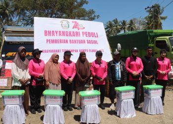 Ketua Umum Bhayangkari Gelar Bakti Sosial dan Bakti Kesehatan bagi Pengungsi Gempa Flores
