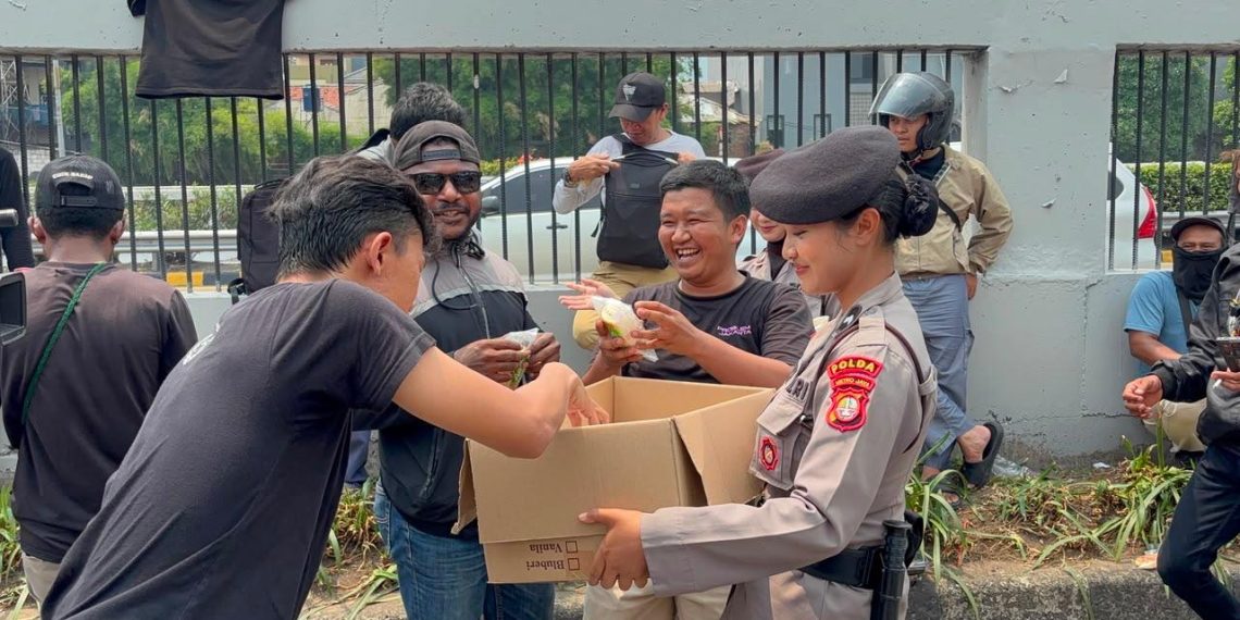 Polwan Sapa Pejuang Aspirasi, Bagikan Makanan dan Minuman di DPR