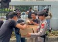 Polwan Sapa Pejuang Aspirasi, Bagikan Makanan dan Minuman di DPR