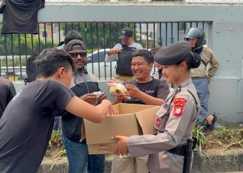Polwan Sapa Pejuang Aspirasi, Bagikan Makanan dan Minuman di DPR