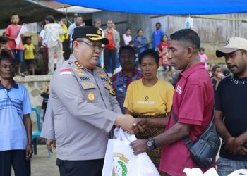 Di Tengah Masjid yang Terdampak Gempa, Gotong Royong Polri Hadir untuk Warga Ende