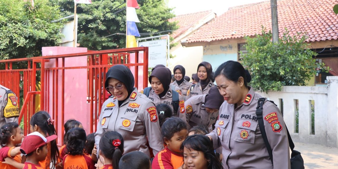 Polwan Goes To School, Polres Kepulauan Seribu Edukasi Pelajar Di Pulau Pari Dalam Rangka Hut Polwan Ke-78