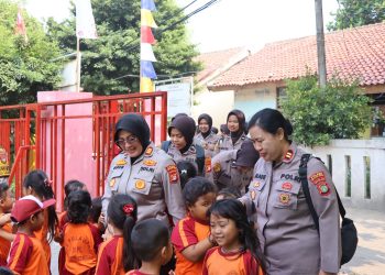 Polwan Goes To School, Polres Kepulauan Seribu Edukasi Pelajar Di Pulau Pari Dalam Rangka Hut Polwan Ke-78