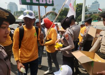 Polisi Bagikan Roti dan Air Mineral ke Massa Aksi Petani Tebu di Monas