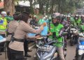 Jumat Peduli, Polda Metro Jaya Berbagi Sembako kepada Pengemudi Ojol