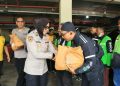 Jaga Jakarta On The Spot, Pererat Silaturahmi, Polres Metro Bekasi Kota Bagikan Paket Sembako untuk Pengemudi Ojek Daring