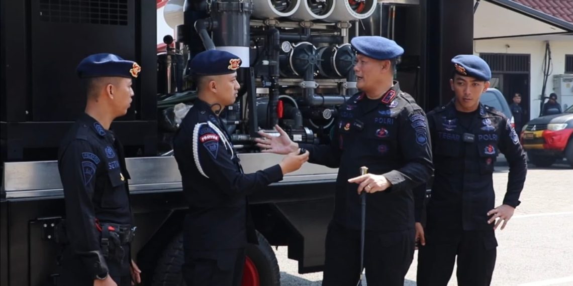 Brimob Polda Jateng Kembali Salurkan Air Bersih untuk Warga Terdampak Kekeringan di Semarang