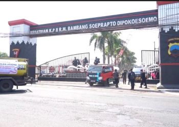 Brimob Polda Jateng Kembali Salurkan Air Bersih untuk Warga Terdampak Kekeringan di Semarang