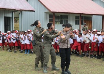 Bermain dan Belajar Bersama Anak, Satgas Kepolisian Operasi Damai Cartenz Berikan Dukungan Psikologis di SD Inpres Kago