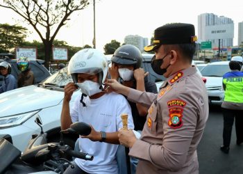 Waspadai Paparan Abu Vulkanik, Kapolres Metro Depok Bersama Polwan Bagikan Masker kepada Masyarakat