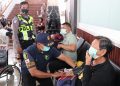 Polisi Beri Layanan Kesehatan dan Bagikan Masker kepada Pengguna Jasa Bandara Soetta