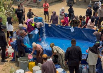 Brimob Polda Jambi Salurkan Air Bersih, Bantu Warga Terdampak Kekeringan di Muaro Jambi