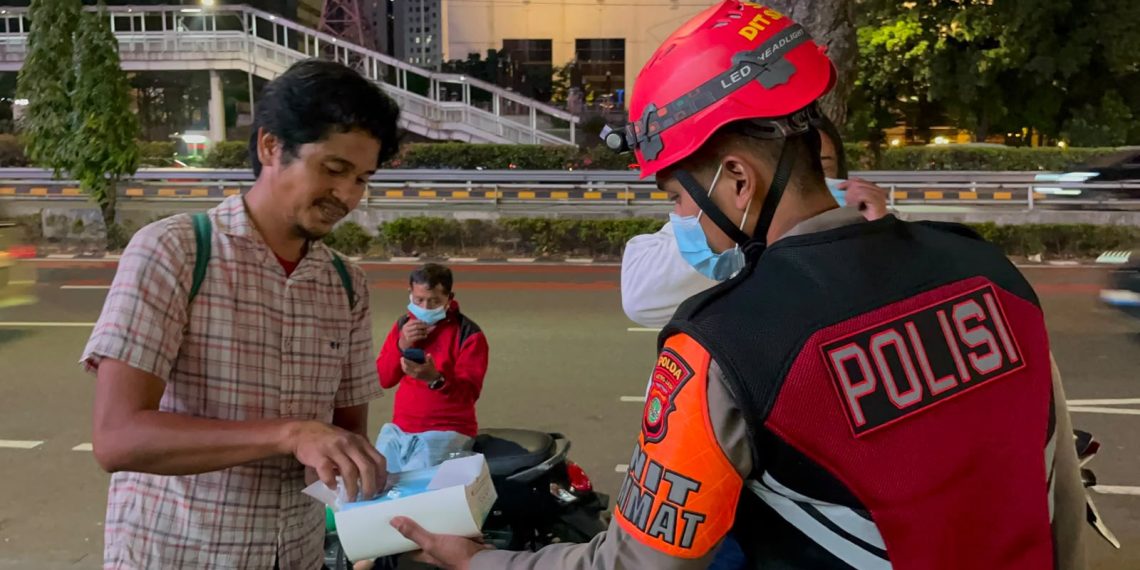 Ditsamapta Polda Metro Jaya Bagikan Masker Antisipasi Debu Vulkanik Anak Krakatau