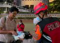 Ditsamapta Polda Metro Jaya Bagikan Masker Antisipasi Debu Vulkanik Anak Krakatau