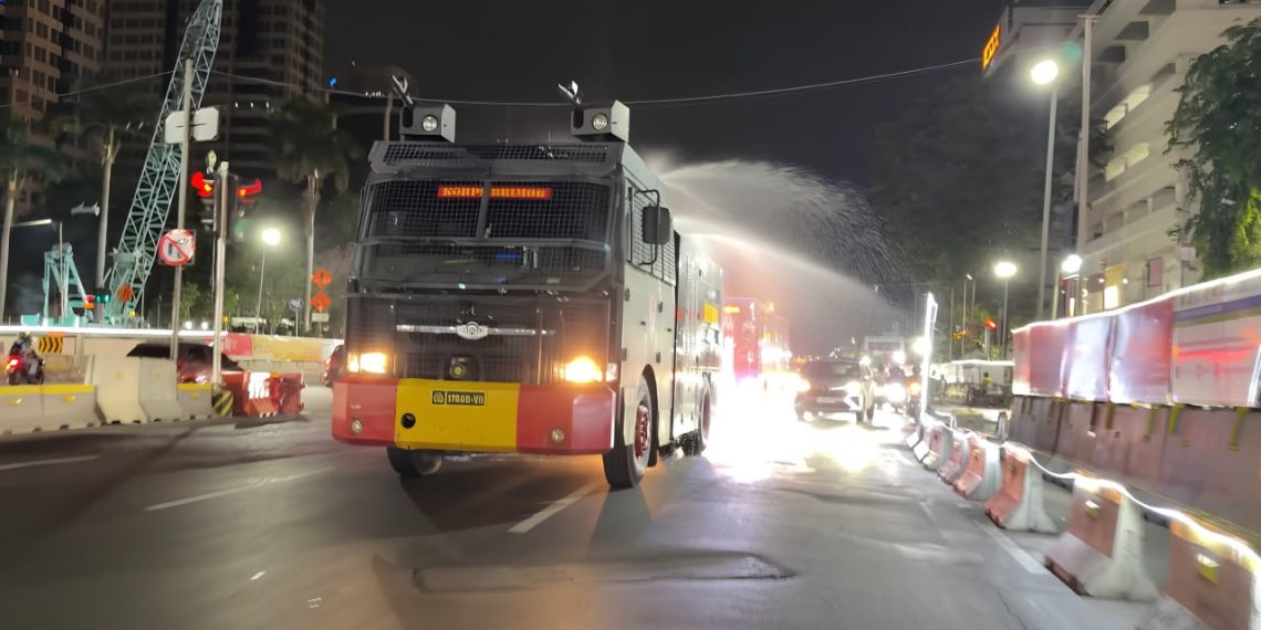 Brimob Polda Metro Jaya Semprot Jalan dan Bagikan Masker Antisipasi Abu Vulkanik Anak Krakatau
