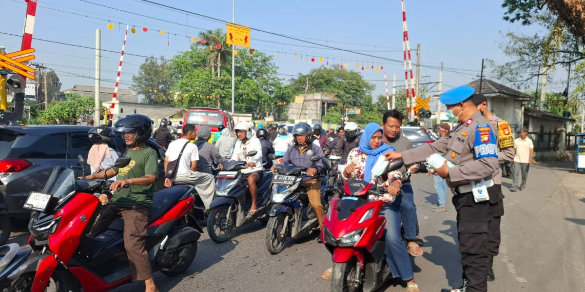 Polres Metro Bekasi Distribusikan Masker kepada 269 Personel Antisipasi Paparan Abu Vulkanik