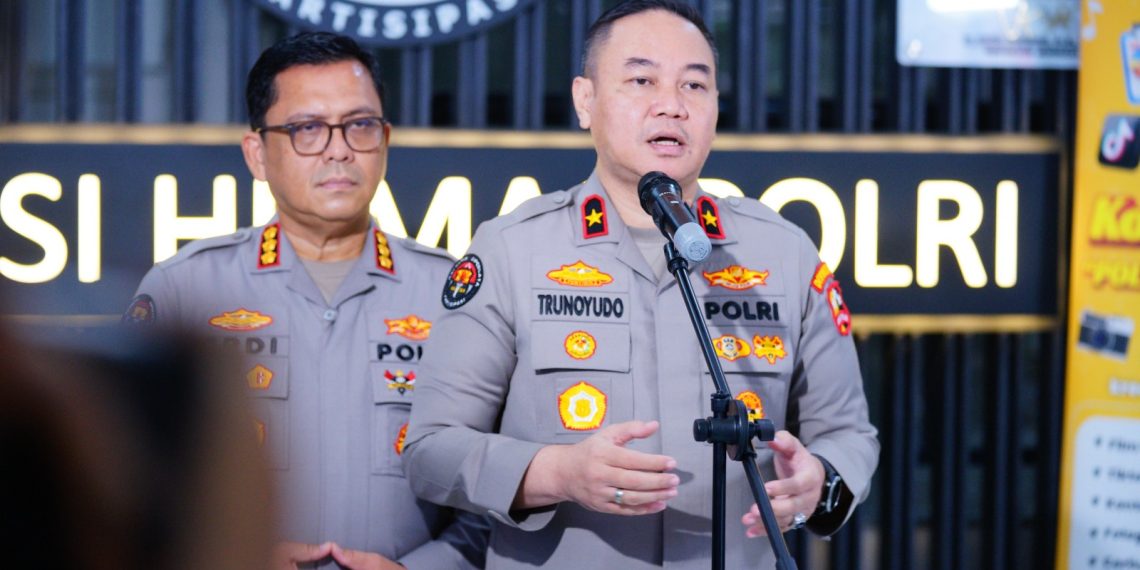 Polri Kerahkan Water Cannon dan Bagikan Masker, Layani Masyarakat Terdampak Material Erupsi Gunung Anak Krakatau