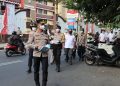 PJU Polres Metro Jakarta Selatan Bagikan Masker kepada Masyarakat, Antisipasi Dampak Abu Vulkanik